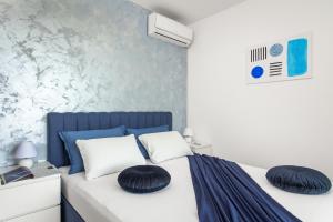 Un ou plusieurs lits dans un hébergement de l'établissement Villa Angie with Heated Pool
