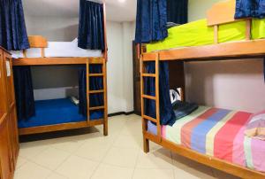 Llit o llits en una habitació de Lake View Hostel