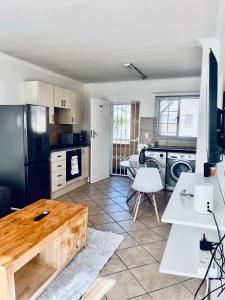 cocina con mesa de madera en una habitación en One bedroom cosy apartment in Kempton Park, en Kempton Park
