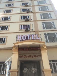 Hotel Nam Sơn في Lương Kê: مبنى الفندق مع وجود لافته فوق الباب