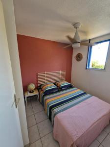 - une chambre avec un lit et une fenêtre dans l'établissement T2 rez de jardin direct plage, au Barcarès