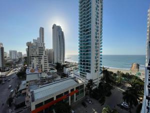 Blick auf eine Stadt mit Meer und Gebäuden in der Unterkunft Apartamentos En Edificio Portofino ICDI in Cartagena de Indias