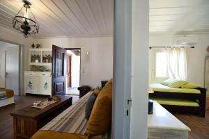 uma sala de estar com um sofá e uma cama em Nelly's Coastal Family House em Hydra