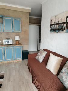 a living room with a couch and a microwave at Queency Apartament cu gradina și parcare gratuita in Cluj-Napoca