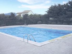 uma grande piscina com água azul num quintal em Appartement Saint-Cyprien, 2 pièces, 6 personnes - FR-1-225D-25 em Saint-Cyprien-Plage