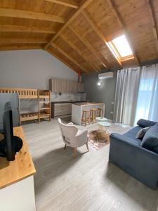 salon z niebieską kanapą i kuchnią w obiekcie Villa Yseni w mieście Orikum