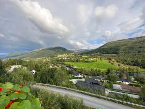 uma pequena cidade nas montanhas com uma estrada em Private Room With Beautiful View em Vassenden