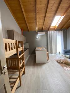 Pokój z łóżkiem piętrowym i biurkiem w obiekcie Villa Yseni w mieście Orikum