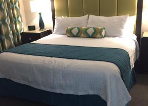 a bedroom with a large bed with a green headboard at VACATION VILLAGE PARKWAY - KISSIMMEE,FL 34747 in Orlando