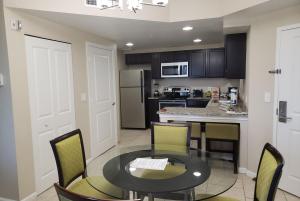 - une cuisine avec une table et des chaises dans la chambre dans l'établissement VACATION VILLAGE PARKWAY - KISSIMMEE,FL 34747, à Orlando