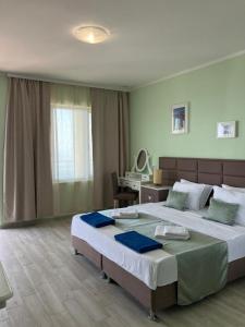 Habitación grande con 2 camas y escritorio. en Villa Eagle Eye Montenegro en Kotor