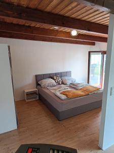 ein Schlafzimmer mit einem Bett in einem Zimmer in der Unterkunft Ferienhaus, Ferienwohnung Heimathafen, zentral in Überherrn in Überherrn