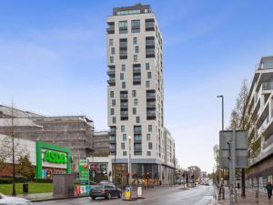 Un alto edificio bianco in una strada di città di Modern huge double room with private bathroom in Colindale a Colindale