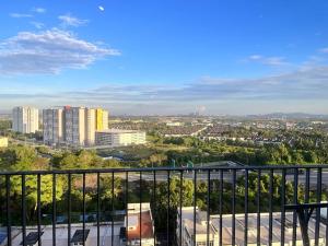 Blick auf die Stadt vom Balkon eines Gebäudes in der Unterkunft Geo Condo Homestay Kota Kemuning Bukit Rimau in Shah Alam