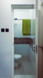 baño con aseo y toalla verde en Greenzone Luxury 1 Bed Apartment, en Nairobi