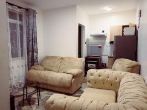 sala de estar con 2 sillas y sofá en Greenzone Luxury 1 Bed Apartment, en Nairobi