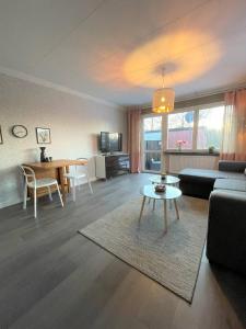 ストックホルムにあるEntire modern home in Stockholm Kista - suitable for five personsのリビングルーム(ソファ、テーブル付)