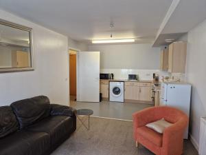 ノーサンプトンにあるRemarkable 1-Bed Apartment in Northampton Town cenのリビングルーム(ソファ、椅子付)、キッチン