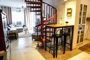 una sala de estar con una escalera de caracol y una mesa en Comfortable Duplex with Garage and Working space, en Puertito de Güímar