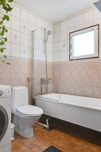 y baño con bañera, aseo y lavamanos. en Entire modern home in Stockholm Kista - suitable for five persons, en Estocolmo