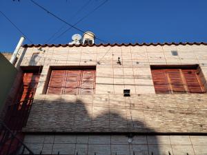 un edificio con ventanas con persianas marrones. en Rinconada 736 Sustentable, en San Salvador de Jujuy