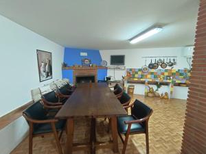 Cogollos de Guadixにある"El Coberteras"のダイニングルーム(木製テーブル、椅子付)