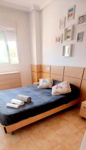 1 dormitorio con 1 cama con 2 toallas en apartamento Oropesa del mar- Marina D'Or- Magic World, en Oropesa del Mar