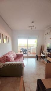 sala de estar con sofá y mesa en apartamento Oropesa del mar- Marina D'Or- Magic World, en Oropesa del Mar