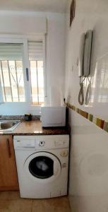 cocina con lavadora en apartamento Oropesa del mar- Marina D'Or- Magic World, en Oropesa del Mar