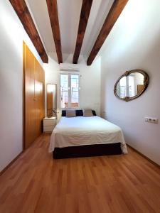 um quarto com uma cama grande e um espelho em Ramblas Waterfront Stay em Barcelona