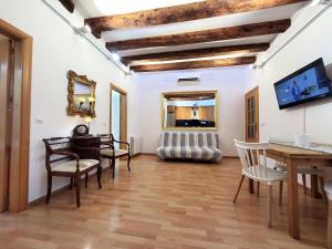 uma sala de estar com mesa e cadeiras em Ramblas Waterfront Stay em Barcelona