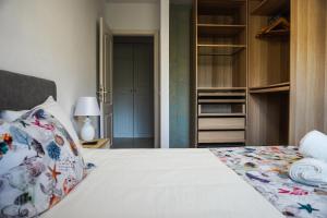 1 dormitorio con cama con almohada y armario en Comfortable Duplex with Garage and Working space, en Puertito de Güímar