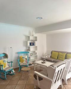 プラヤ・デル・イングレスにあるTownhouse El Marのソファと椅子2脚のあるリビングルーム