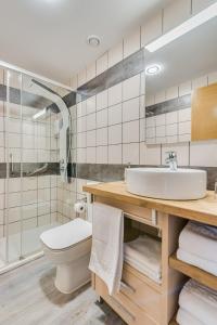 e bagno con lavandino, servizi igienici e doccia. di ANIDRAS Rooms a Sardina