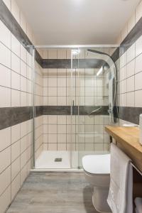 bagno con doccia e servizi igienici. di ANIDRAS Rooms a Sardina