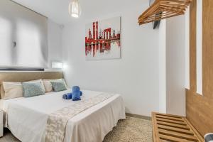 una camera da letto con un letto e un dipinto sul muro di ANIDRAS Rooms a Sardina