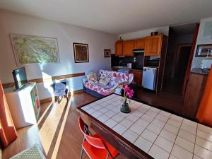 Kuchyň nebo kuchyňský kout v ubytování Charmant 2 pièces, terrasse sud, départ skis aux pieds, parking couvert, à 5 min des remontées - FR-1-292-146