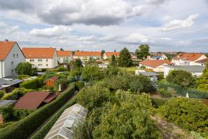 a view of a town with houses and trees at Ferienwohnung Gartenstadt Seilerberg in Freiberg