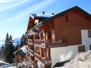 a building with balconies and snow on a mountain at Appartement Montvalezan-La Rosière, 2 pièces, 4 personnes - FR-1-398-617 in Montvalezan