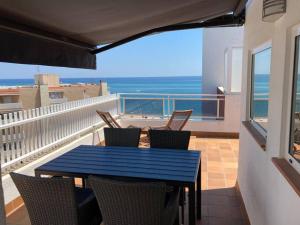 niebieski stół i krzesła na balkonie z widokiem na ocean w obiekcie Horitzo w Santa Susanna
