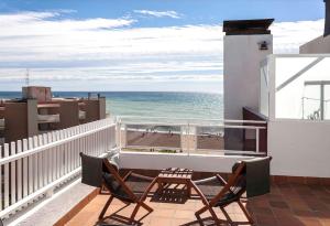 balkon z krzesłami i widokiem na ocean w obiekcie Horitzo w Santa Susanna