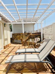 プラヤ・デル・イングレスにあるTownhouse El Marのパティオ(ベンチ、テーブル付)