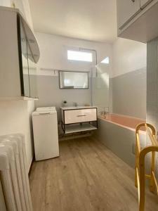 y baño con lavabo y bañera. en Le Buffel - Appartement 4 chambres, Parking, Wi-fi, Tram - 8pers, en Montpellier