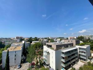 una vista aérea de una ciudad con edificios en Le Buffel - Appartement 4 chambres, Parking, Wi-fi, Tram - 8pers, en Montpellier