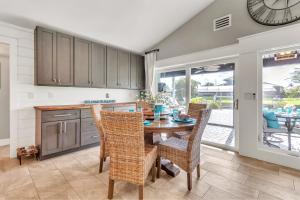 Η κουζίνα ή μικρή κουζίνα στο Awesome Location with Dock, Pool, Bicycles & Kayaks