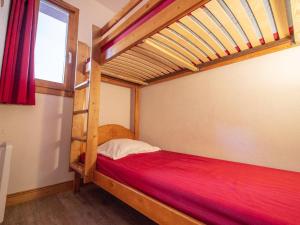 een slaapkamer met 2 stapelbedden en een raam bij Appartement Valmorel, 3 pièces, 6 personnes - FR-1-291-834 in Valmorel