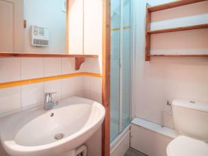 een badkamer met een wastafel en een toilet bij Appartement Valmorel, 3 pièces, 6 personnes - FR-1-291-834 in Valmorel