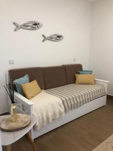 ein Bett in einem Zimmer mit zwei Fischen an der Wand in der Unterkunft Casa dos Pexins Buzina Sitio in Nazaré