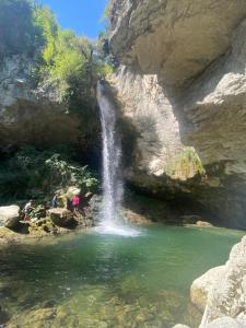 einem Wasserfall in der Mitte eines Wasserpools in der Unterkunft Duplex nuovo e grazioso in Capracotta