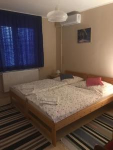 Rúm í herbergi á Veronika Apartman